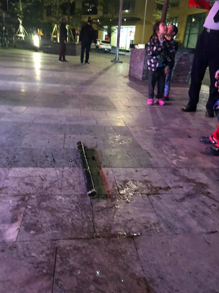 Cư dân chung cư Hà Nội hoảng hồn vì điếu cày rơi từ tầng cao ảnh 2