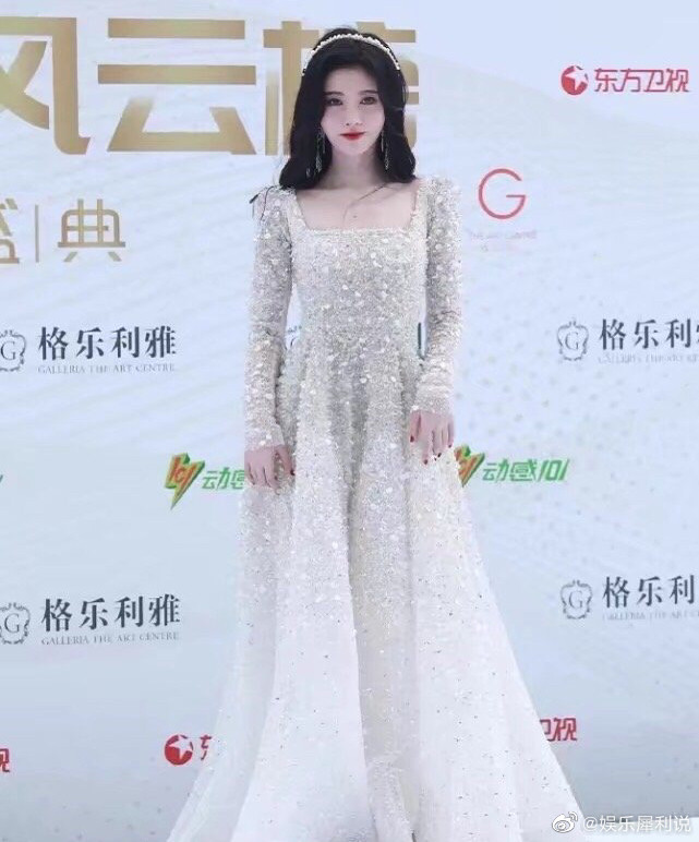 “Mỹ nữ 4000 năm” Cúc Tịnh Y bỗng gặp rắc rối vì chiếc váy “phiên bản giới hạn“ ảnh 1