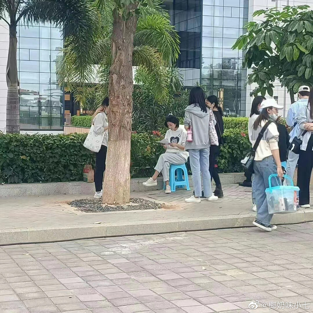Bởi tạo hình của nữ chính Châu Vũ Đồng quá khác xa nguyên tác. Vừa khai máy “Mãi Mãi Là Bao Xa” đã lộ tạo hình, nữ chính Châu Vũ Đồng bị chê quá “dừ” ảnh 7