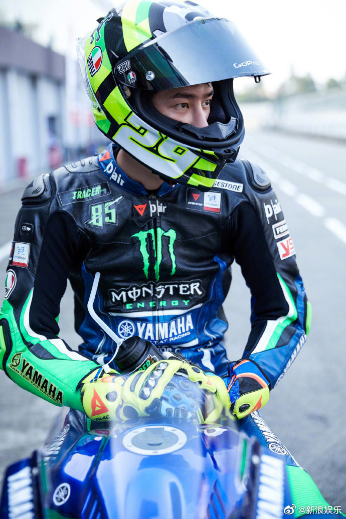 Vương Nhất Bác gặp tai nạn khi đua xe, kết quả phân xử của Ban tổ chức làm netizen phẫn nộ ảnh 2