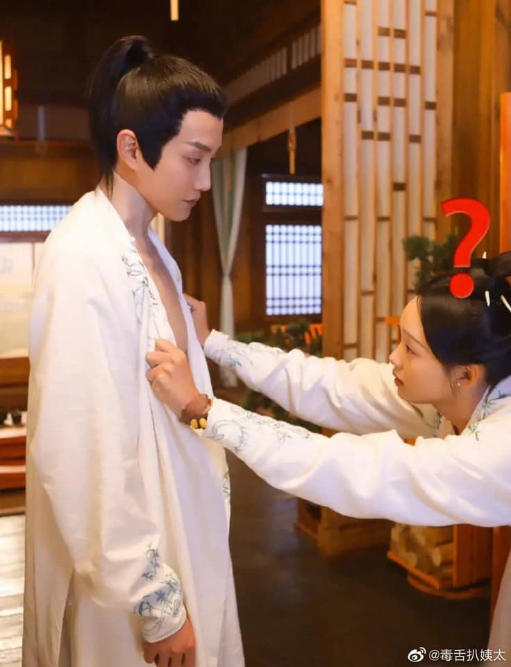 Vì nhìn gần chỉ biết lắc đầu cười khổ, quả thực đoàn phim thiếu tiền nhân viên hậu kì rồi! Thanh Thanh Tử Khâm: Nam chính sở hữu body 6 múi giả trân khiến dân mạng cười rớt quai hàm ảnh 3