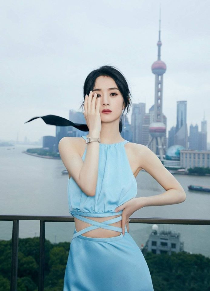 Triệu Lệ Dĩnh vừa xuất hiện đã khiến Weibo dậy sóng với vòng eo con kiến ảnh 1