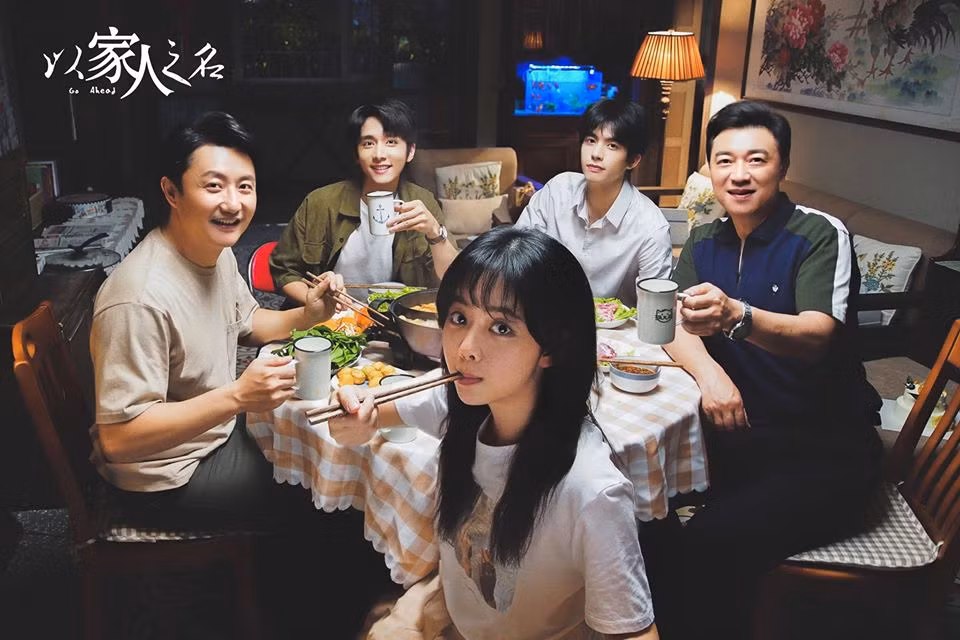 “Lấy Danh Nghĩa Người Nhà“: Bộ phim sâu sắc về tình người với đủ “hỉ - nộ - ái - ố” ảnh 1