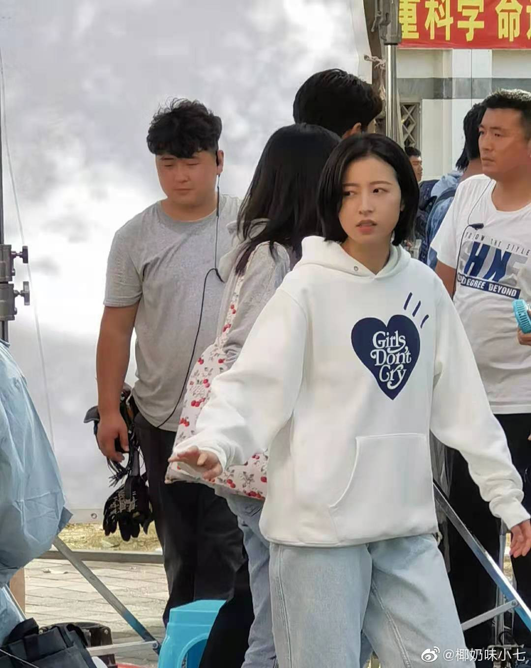 Tuy nhiên phản ứng từ dân mạng lại không được khả quan. Vừa khai máy “Mãi Mãi Là Bao Xa” đã lộ tạo hình, nữ chính Châu Vũ Đồng bị chê quá “dừ” ảnh 6