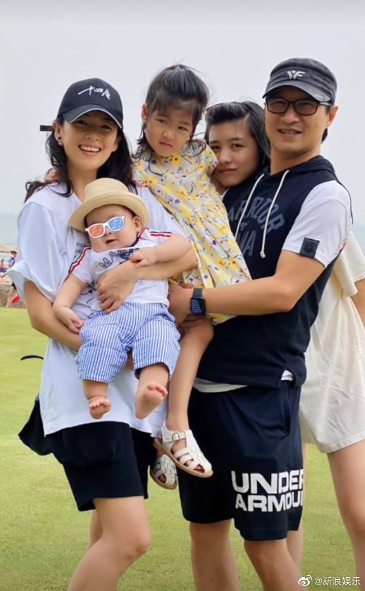 Chương Tử Di bất ngờ leo lên top tìm kiếm Weibo khi lần đầu khoe ảnh cận mặt quý tử ảnh 1