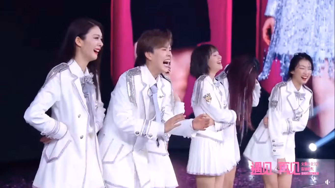 Hội những nữ idol không ngại “bóc phốt” ông chủ: Ngu Thư Hân chuyên đem sếp ra tấu hài ảnh 8