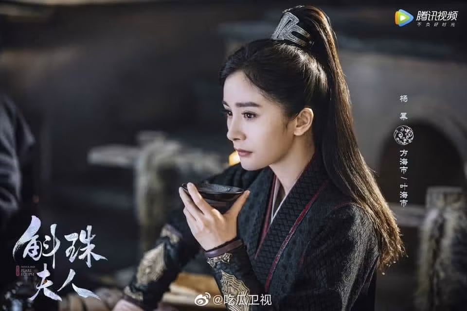 4 mỹ nhân “chuyển giới” trong phim Trung chờ chiếu: Địch Lệ Nhiệt Ba ngầu miễn bàn ảnh 2