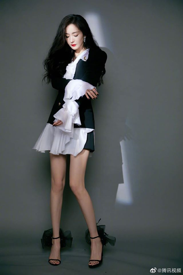 Địch Lệ Nhiệt Ba, Dương Mịch và loạt mỹ nhân Hoa ngữ “phái toàn chân” khiến fan trầm trồ ảnh 4