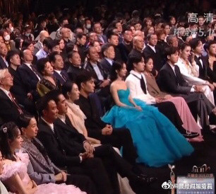 Triệu Lệ Dĩnh và Vương Nhất Bác ngồi kế nhau ở Kim Ưng, dân mạng réo “Chiếu phim lẹ đi!” ảnh 1