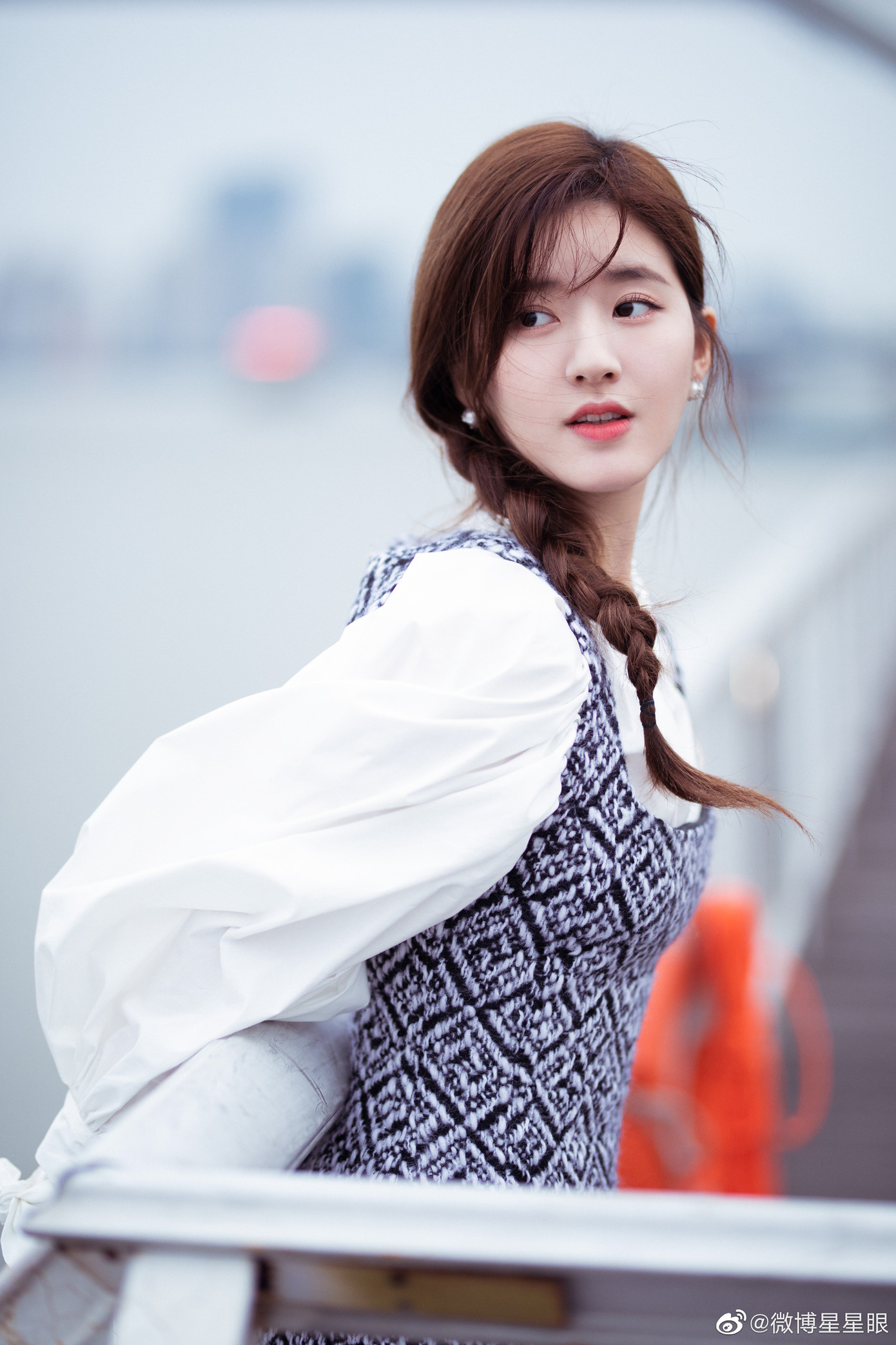 Sự việc hi hữu, Triệu Lộ Tư ăn nhầm… phấn trang điểm nhưng lại bị nghi ngờ mua hot search ảnh 1