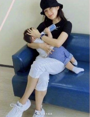 Chương Tử Di bất ngờ leo lên top tìm kiếm Weibo khi lần đầu khoe ảnh cận mặt quý tử ảnh 2