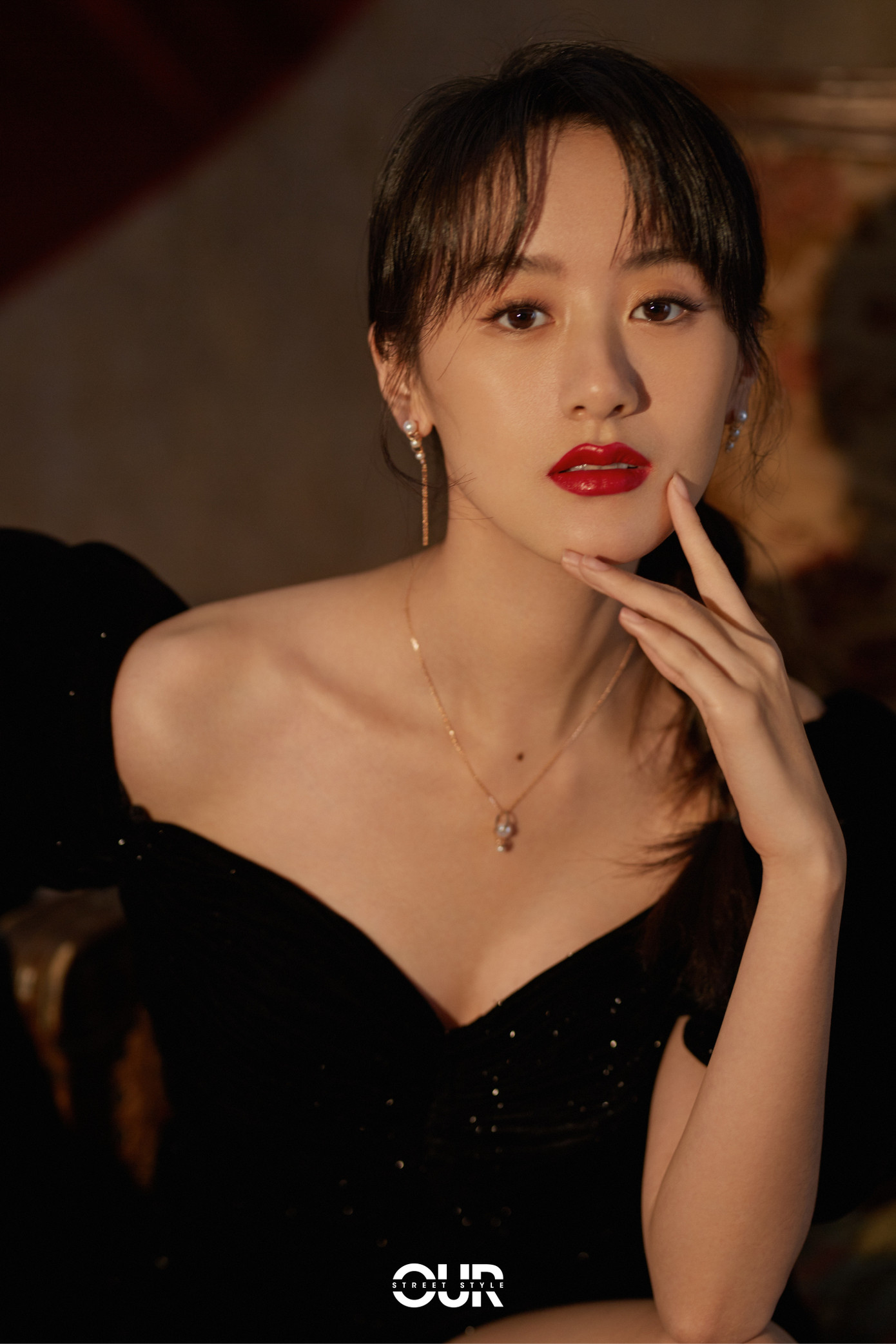 Viên Băng Nghiên “hoán đổi thân xác” trong phim mới, "thả thính" không phân biệt nam nữ ảnh 3