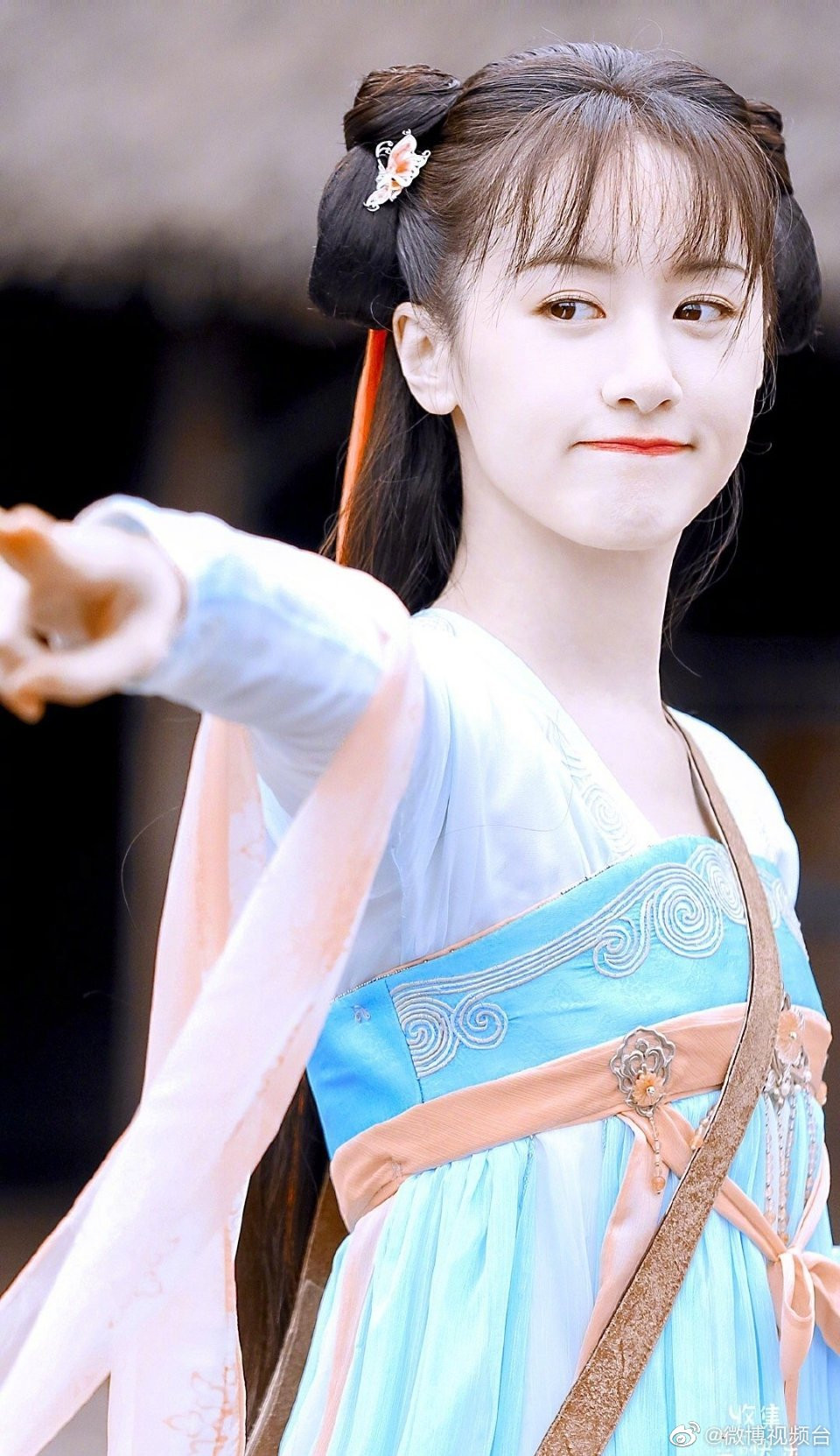 Viên Băng Nghiên “hoán đổi thân xác” trong phim mới, "thả thính" không phân biệt nam nữ ảnh 2