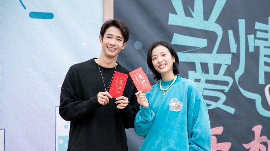 Tình Yêu Gặp Gỡ Nhà Khoa Học vừa khai máy không lâu. Vừa khai máy “Mãi Mãi Là Bao Xa” đã lộ tạo hình, nữ chính Châu Vũ Đồng bị chê quá “dừ” ảnh 2