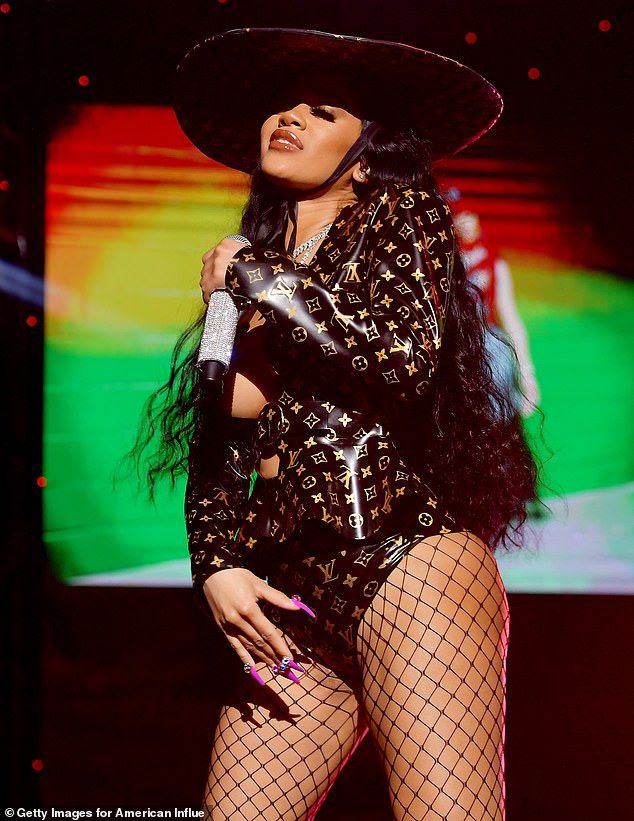 Rapper Saweetie chuộng mốt hở bạo, luôn khiến người nhìn phải đỏ mặt ảnh 3