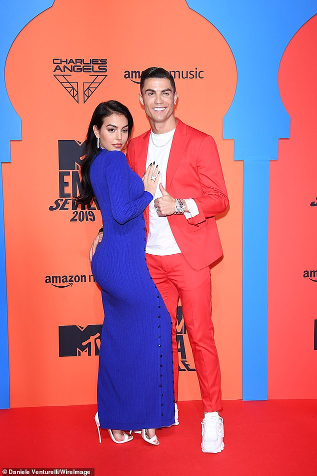 Cristiano Ronaldo và bạn gái nóng bỏng tay trong tay không rời tại sự kiện ảnh 9