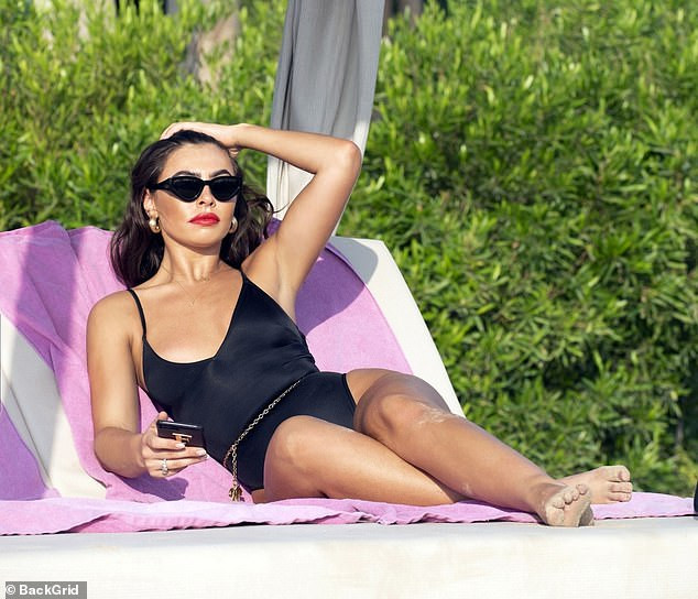 Mỹ nhân truyền hình Anh quốc nảy nở quyến rũ với áo tắm ảnh 5