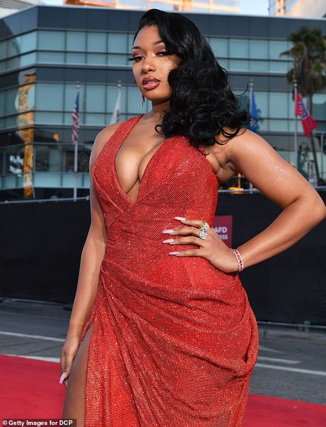 Megan Thee Stallion khoe ngực đầy 'bỏng mắt' ảnh 4