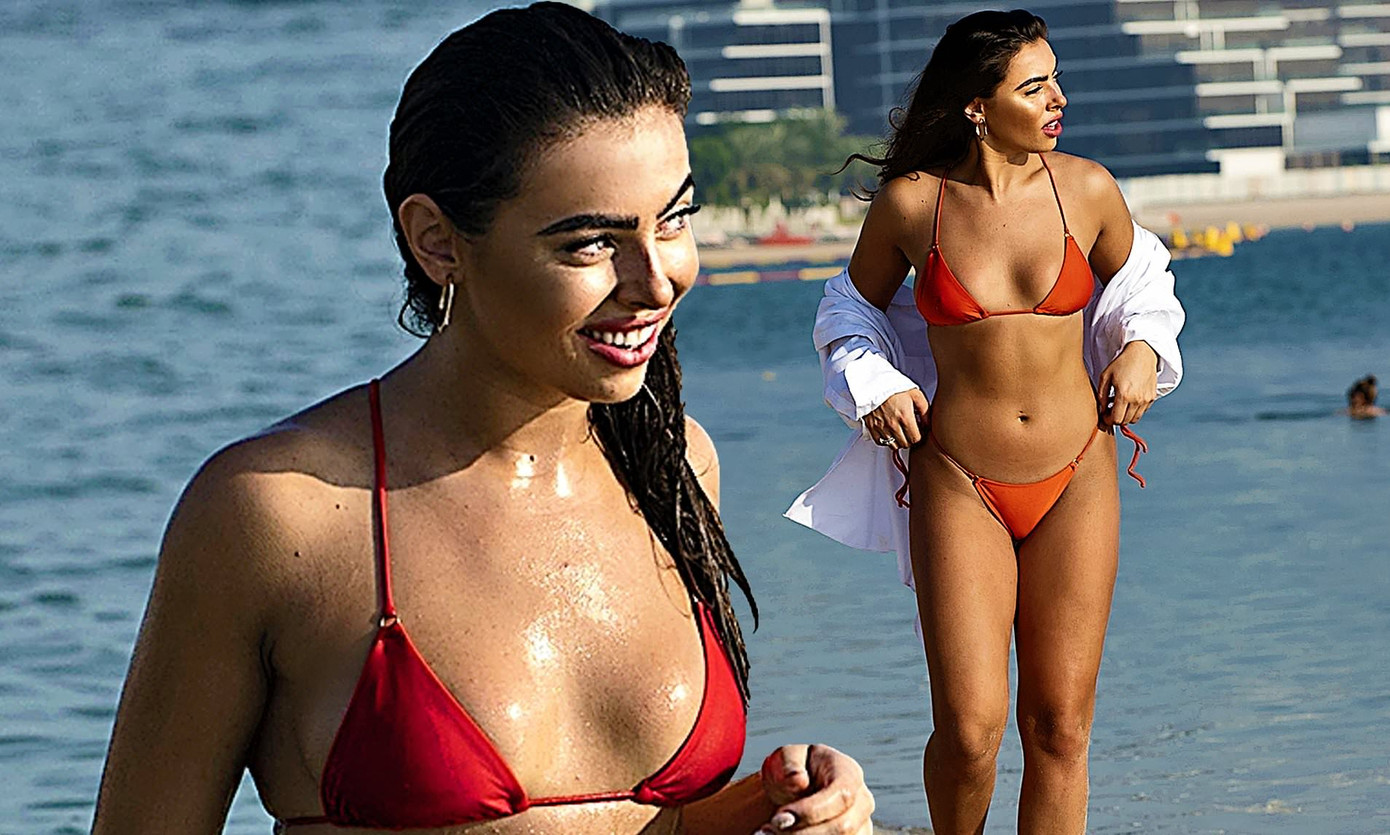 Sao truyền hình Anh đẹp 'bốc lửa' với áo tắm 2 mảnh bé xíu ảnh 4