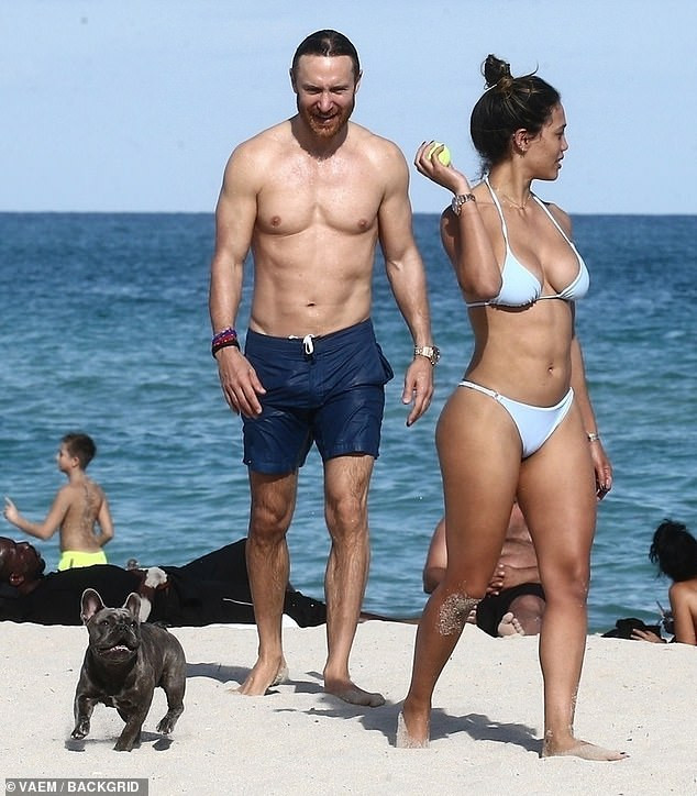 Mỹ nhân Cuba nóng bỏng tình tứ bên bạn trai hơn 25 tuổi trên biển ảnh 8