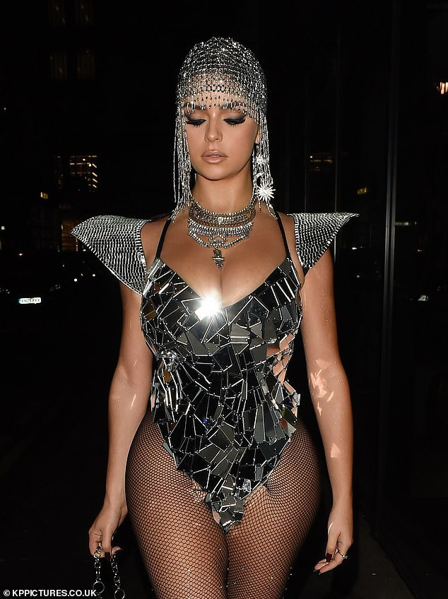 'Nữ hoàng nội y' nước Anh mặc váy lưới thủng phô 3 vòng 'bốc lửa' ảnh 6