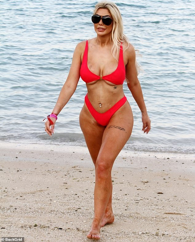 Sao truyền hình Anh gặp sự cố vì bikini bé xíu ảnh 6