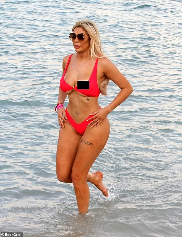 Sao truyền hình Anh gặp sự cố vì bikini bé xíu ảnh 1