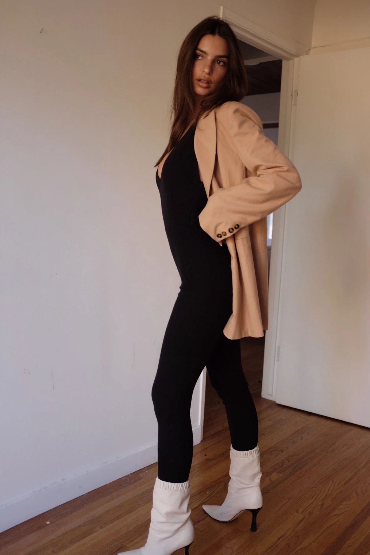 Emily Ratajkowski khoe ngực đầy, eo con kiến quyến rũ mê hồn ảnh 8