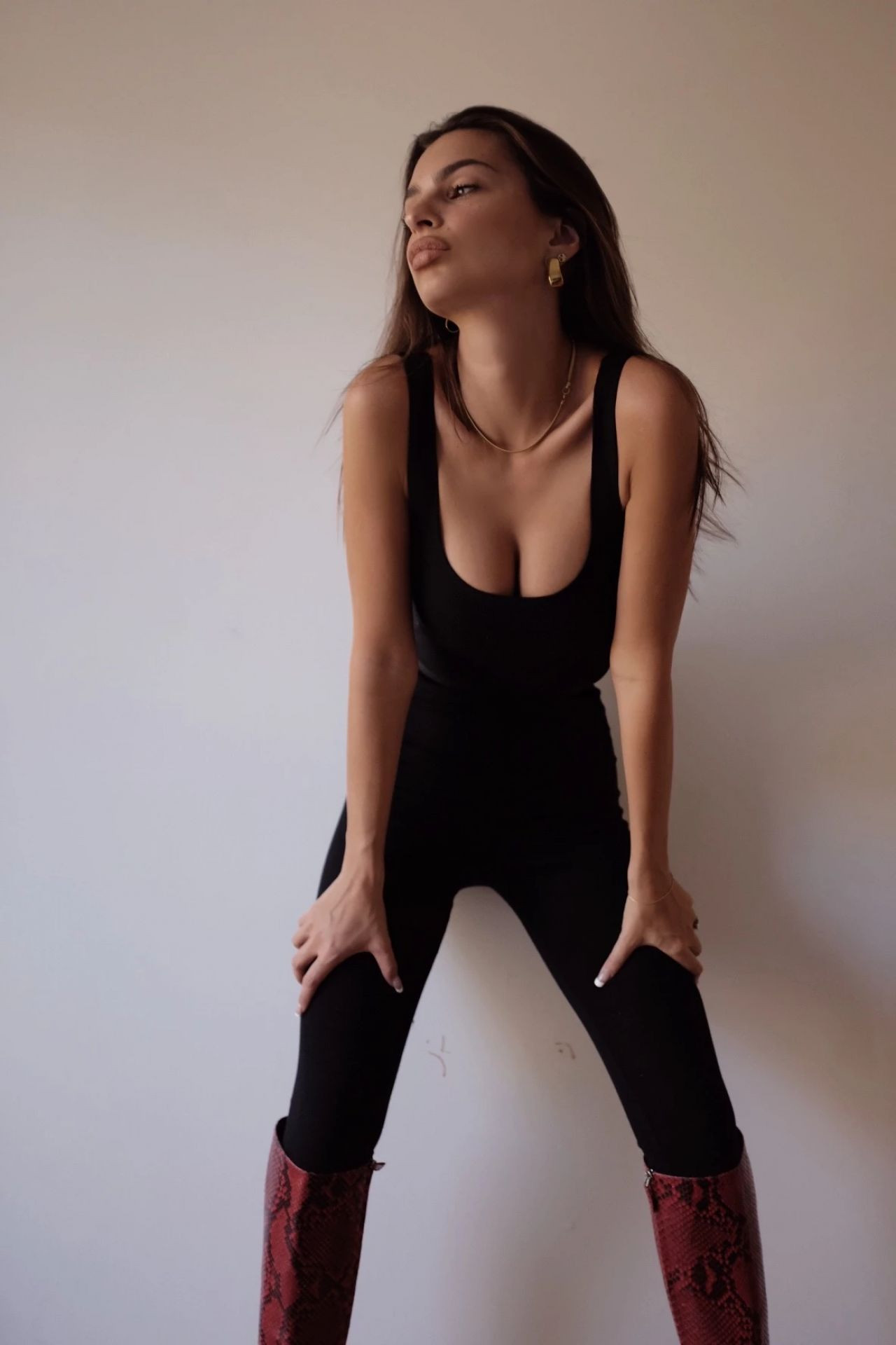 Emily Ratajkowski khoe ngực đầy, eo con kiến quyến rũ mê hồn ảnh 1