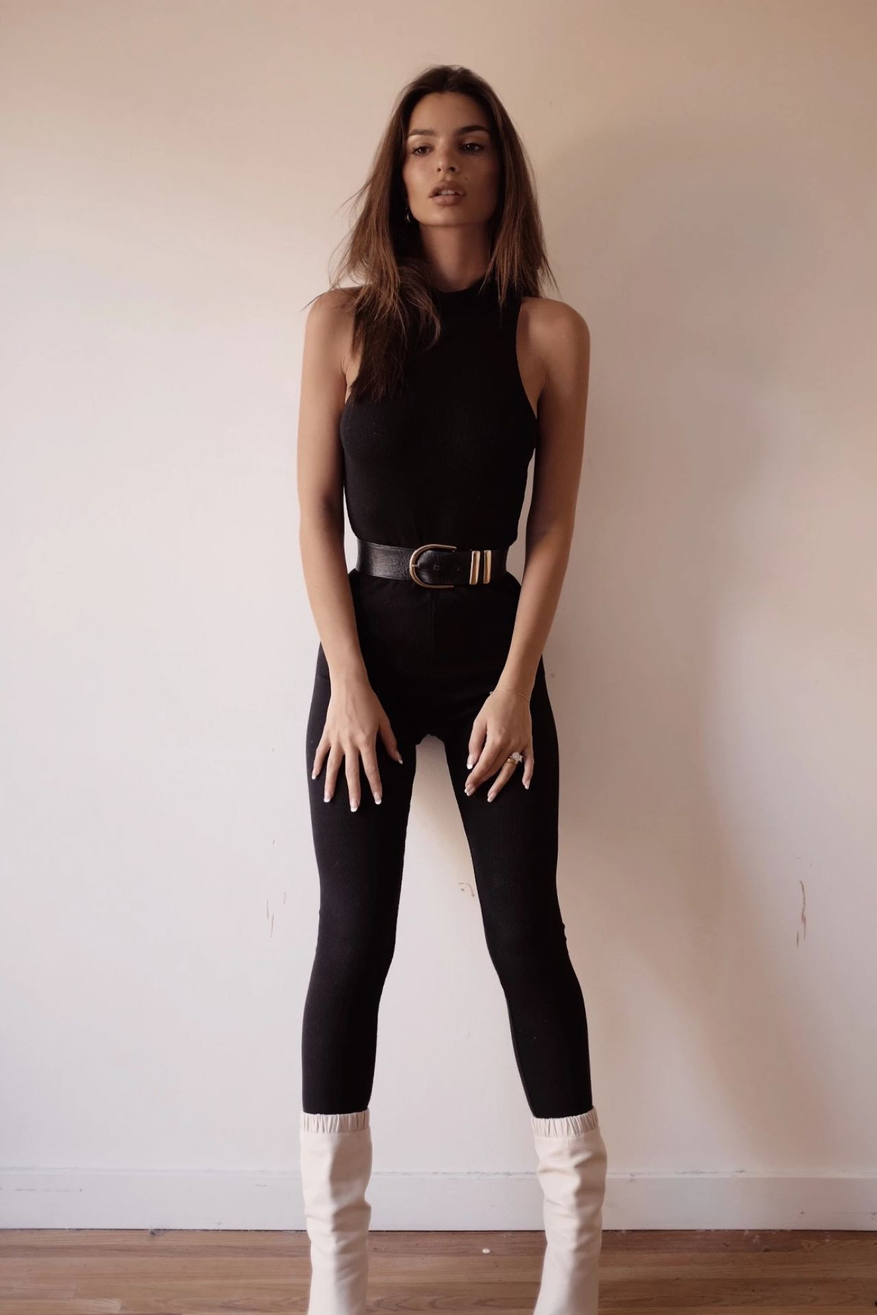 Emily Ratajkowski khoe ngực đầy, eo con kiến quyến rũ mê hồn ảnh 4