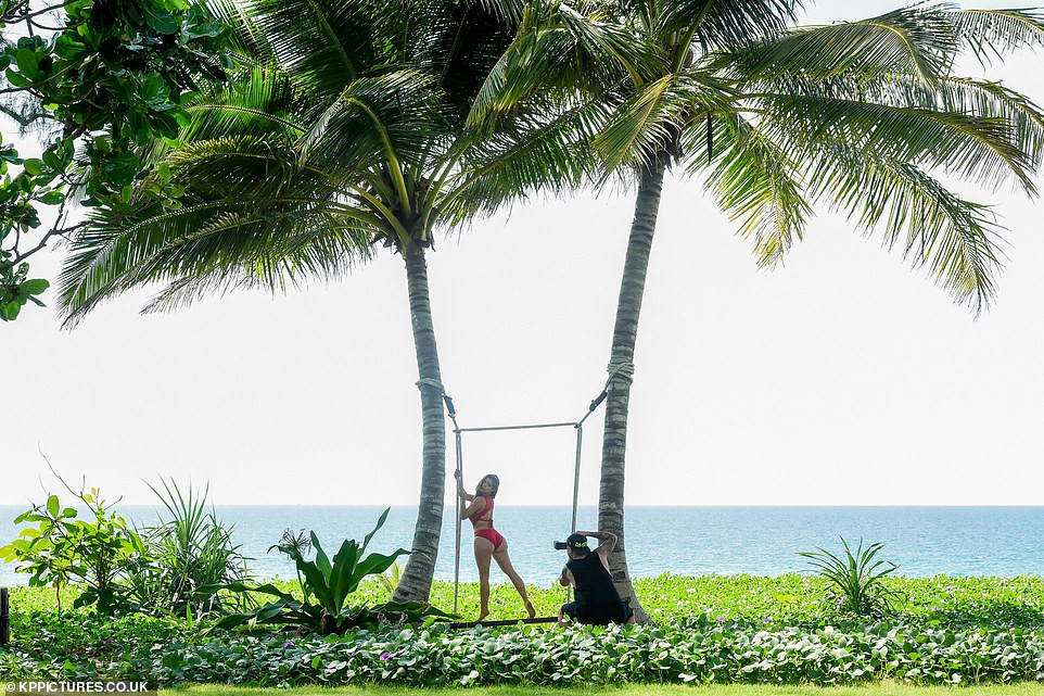 'Nữ hoàng nội y' nước Anh khoe 3 vòng bốc lửa ảnh 4