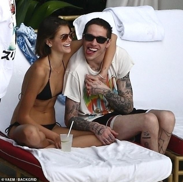 Con gái siêu mẫu của Cindy Crawford liên tục ôm hôn, tình tứ bạn trai mới ở biển ảnh 4