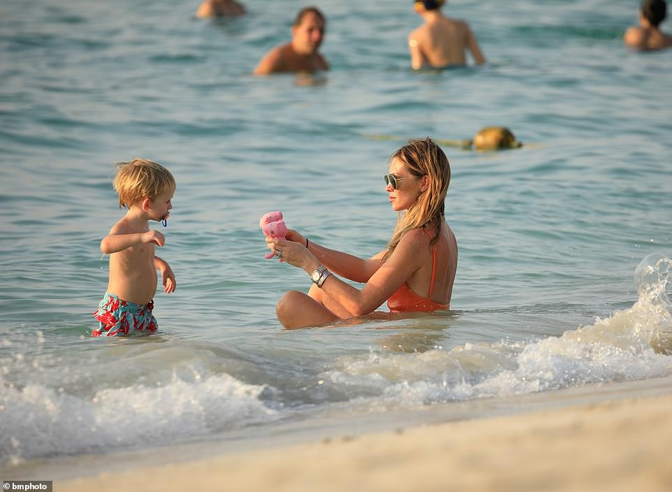 Vóc dáng tuyệt mỹ khiến chị em phải ghen tị của siêu mẫu 4 con Abbey Clancy ảnh 5