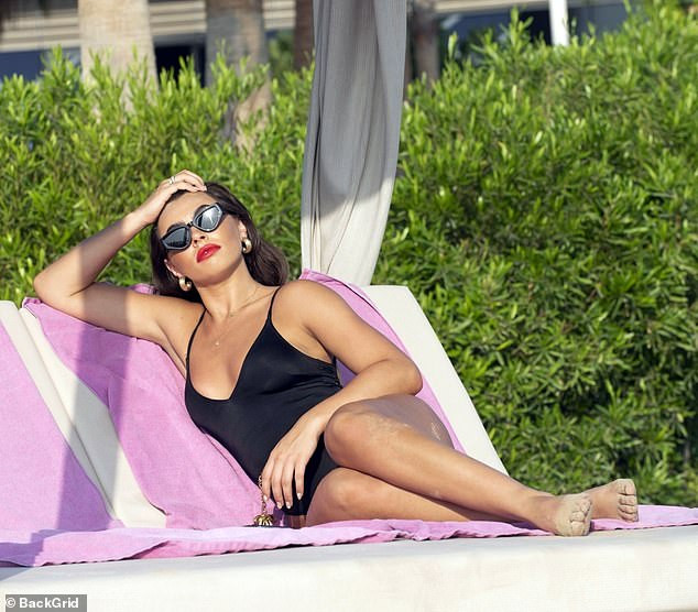 Mỹ nhân truyền hình Anh quốc nảy nở quyến rũ với áo tắm ảnh 7