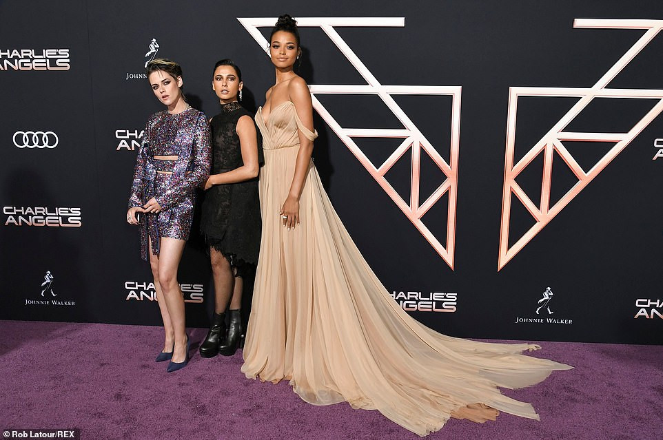 Ella Balinska mặc váy màu nude, không nội y phô vòng 1 quá đà ảnh 3