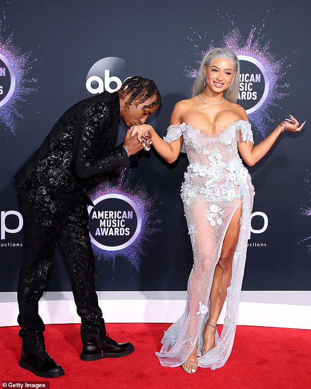 Cặp đôi hành động gợi dục phản cảm ở American Music Awards 2019 ảnh 7