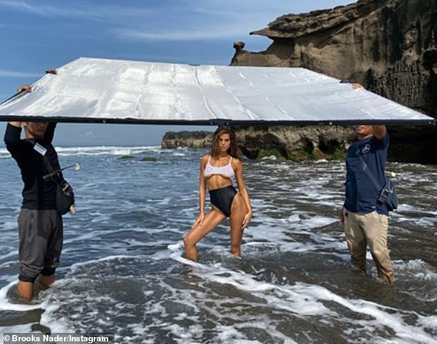 Hậu trường chụp hình cực 'nóng' của Rookie Brooks cho tạp chí áo tắm danh tiếng ảnh 5