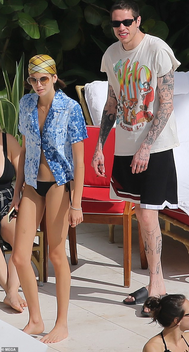 Con gái siêu mẫu của Cindy Crawford liên tục ôm hôn, tình tứ bạn trai mới ở biển ảnh 11