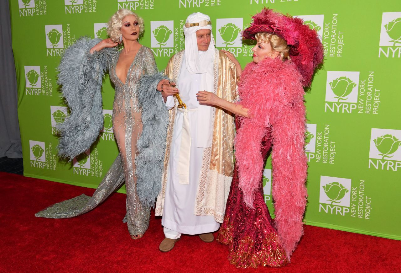 Catherine Zeta-Jones mặc như không đi sự kiện gây ngỡ ngàng ảnh 9