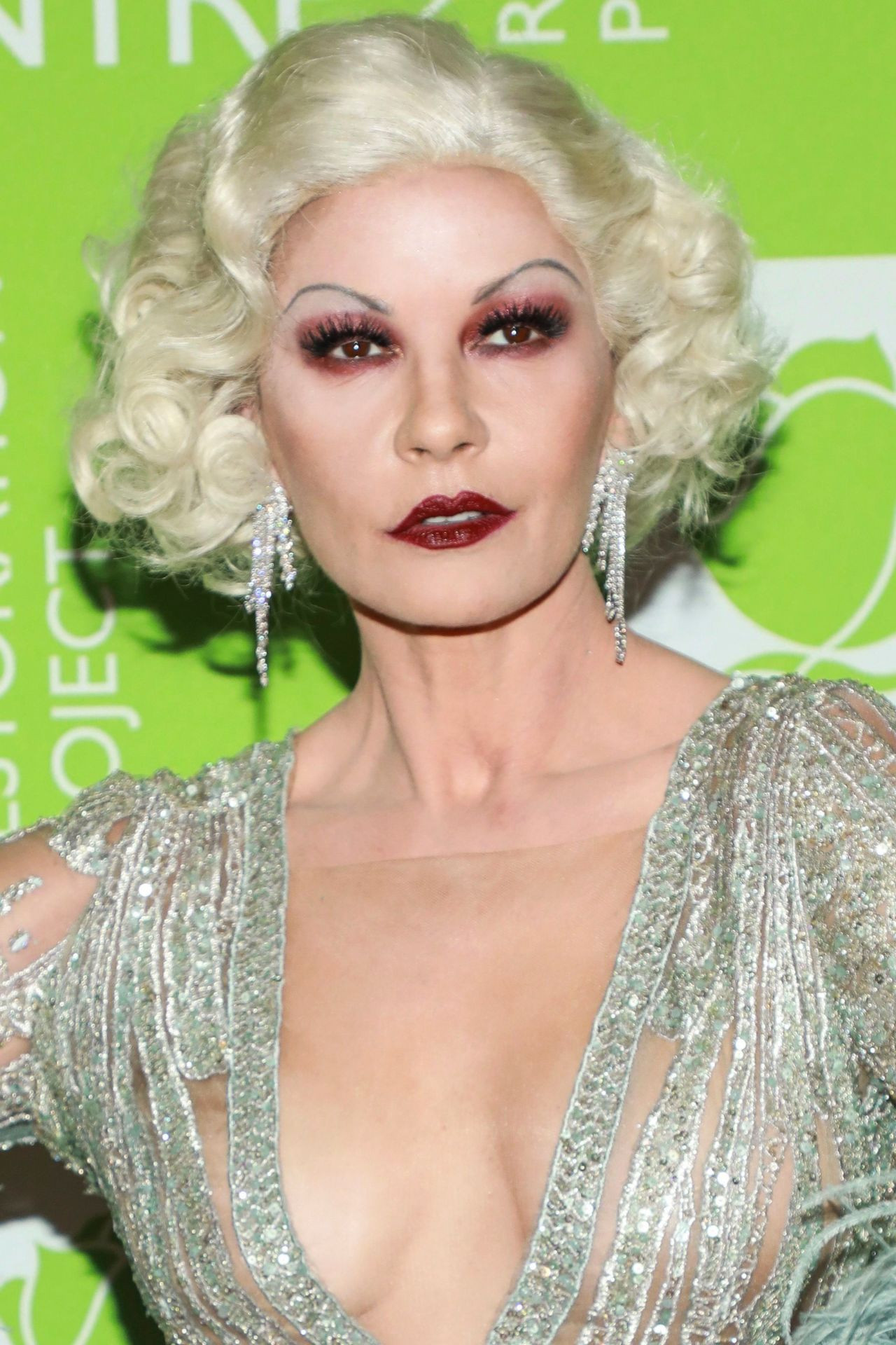 Catherine Zeta-Jones mặc như không đi sự kiện gây ngỡ ngàng ảnh 10