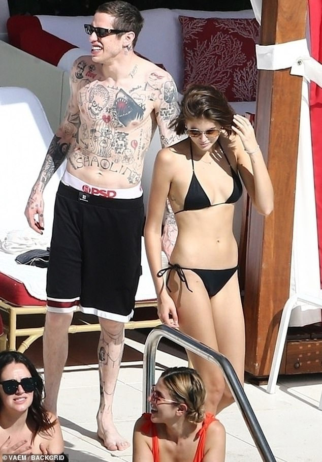 Con gái siêu mẫu của Cindy Crawford liên tục ôm hôn, tình tứ bạn trai mới ở biển ảnh 9