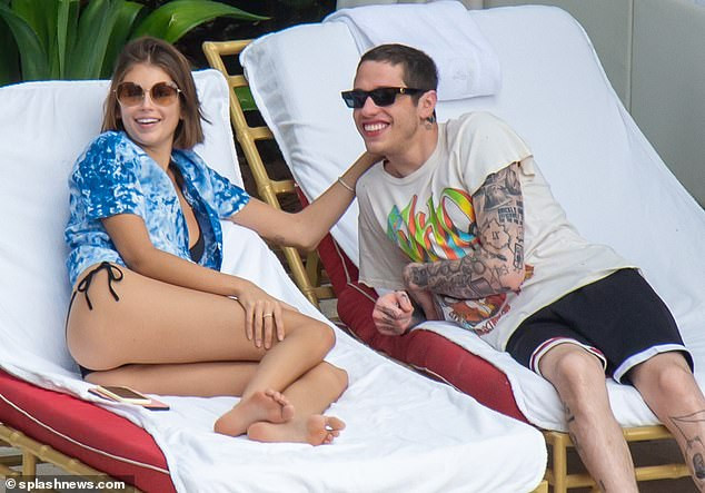 Con gái siêu mẫu của Cindy Crawford liên tục ôm hôn, tình tứ bạn trai mới ở biển ảnh 2