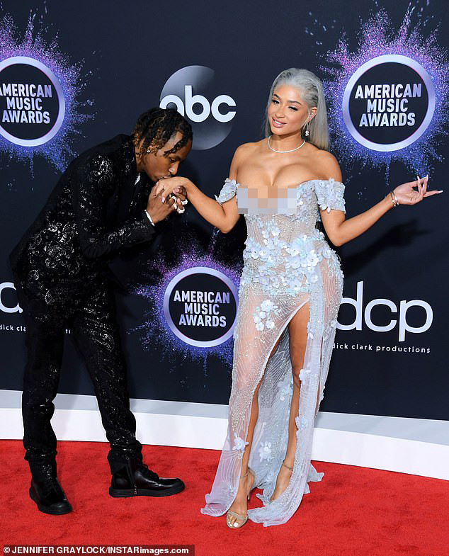 Cặp đôi hành động gợi dục phản cảm ở American Music Awards 2019 ảnh 2