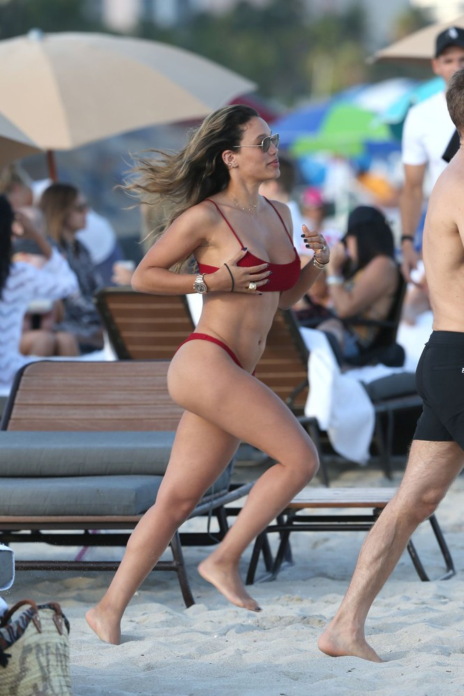 Mỹ nhân Cuba nóng bỏng tình tứ bên bạn trai hơn 25 tuổi trên biển ảnh 10