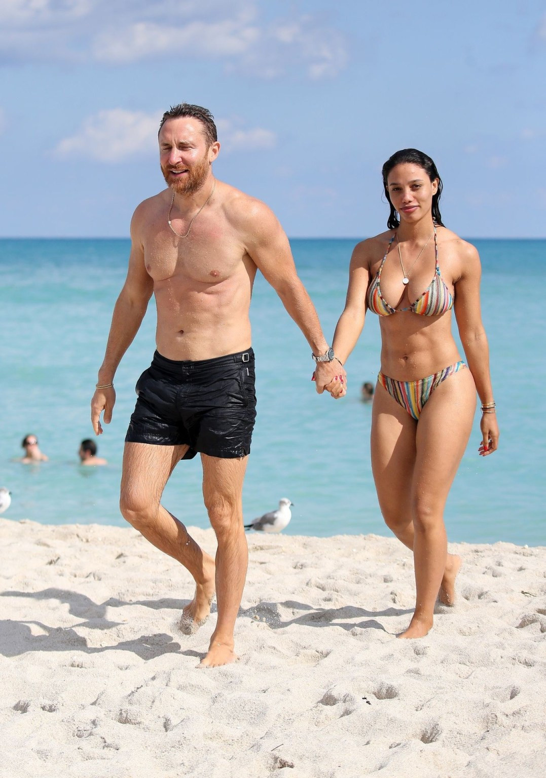 Mỹ nhân Cuba nóng bỏng tình tứ bên bạn trai hơn 25 tuổi trên biển ảnh 1