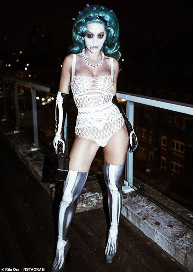 Rita Ora mặc nóng bỏng nhưng gây ám ảnh ảnh 2