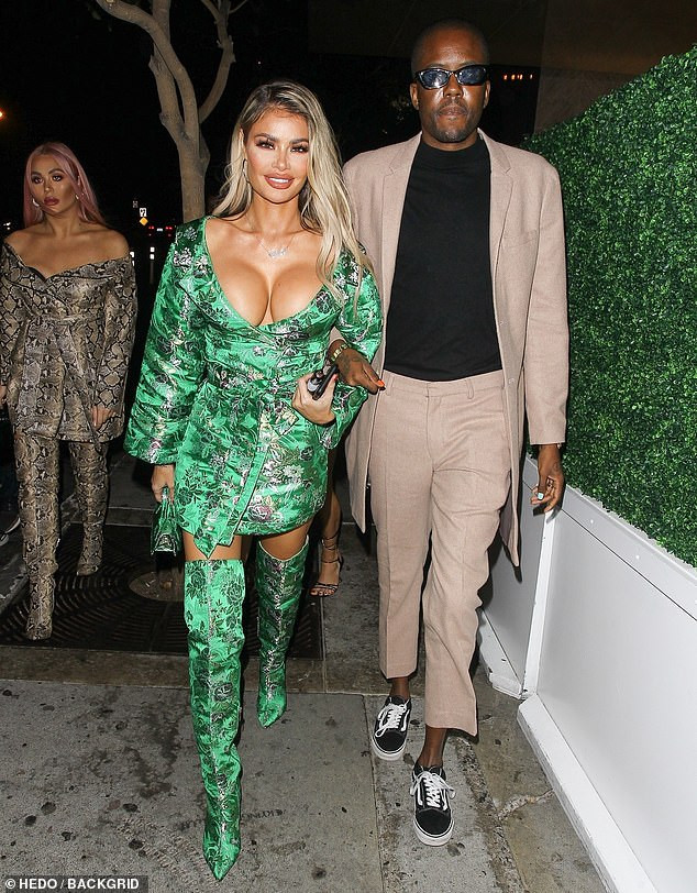 Chloe Sims liên tục khoe vòng một ngoại cỡ phản cảm trên phố ảnh 6