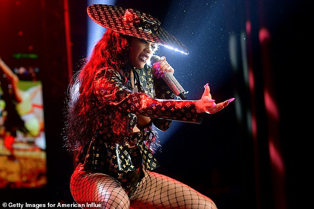 Rapper Saweetie chuộng mốt hở bạo, luôn khiến người nhìn phải đỏ mặt ảnh 5