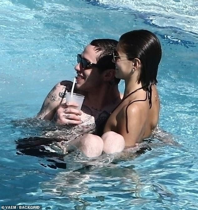 Con gái siêu mẫu của Cindy Crawford liên tục ôm hôn, tình tứ bạn trai mới ở biển ảnh 6