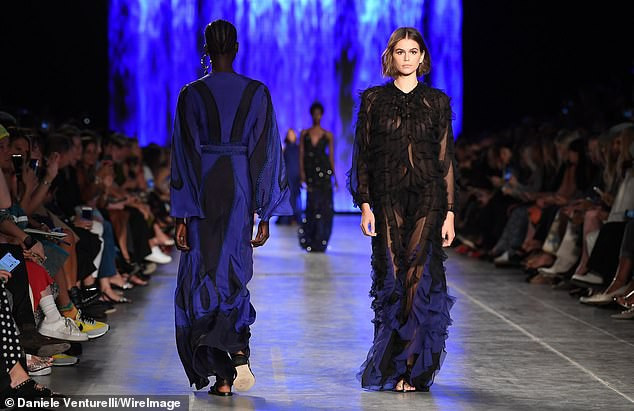 Con gái siêu mẫu 18 tuổi của Cindy Crawford khoe ảnh bikini tuyệt đẹp ảnh 9